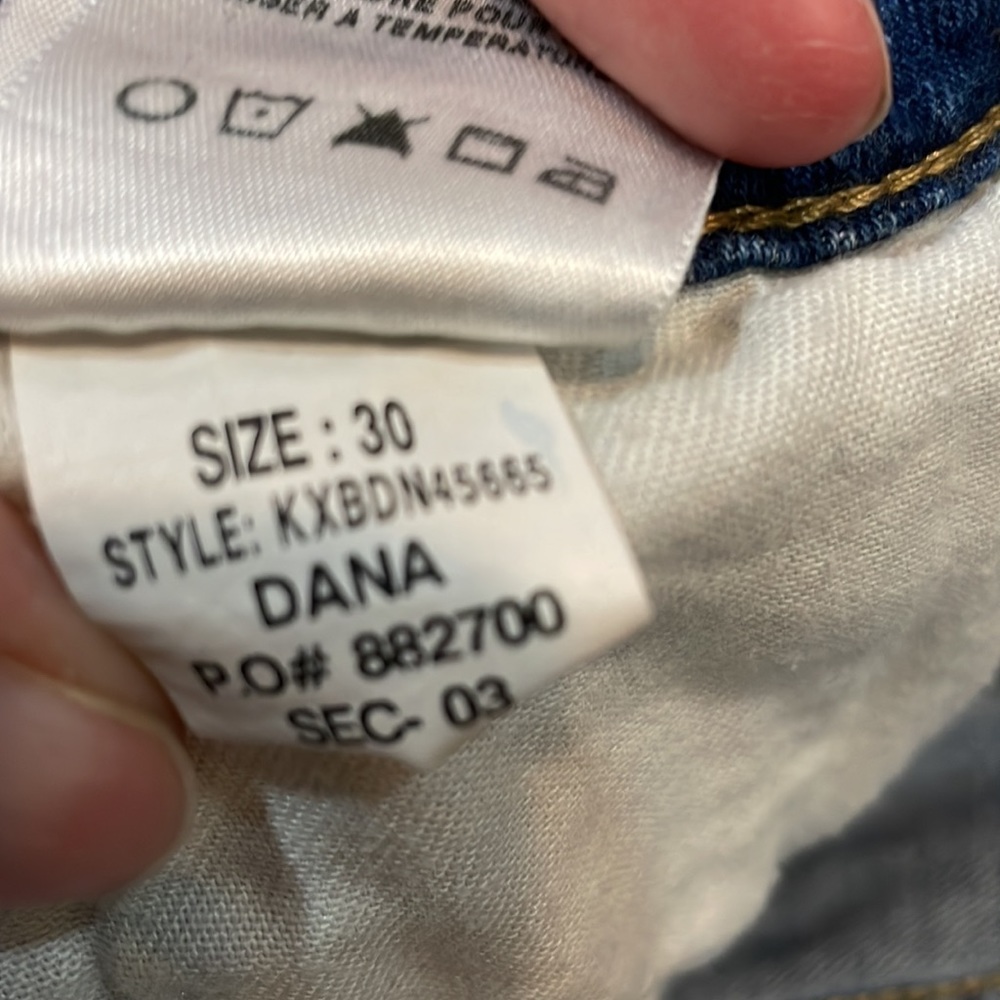 Joe’s Jeans Dana Style Light/medium wash distressed Size 30 - Picture 6 of 6